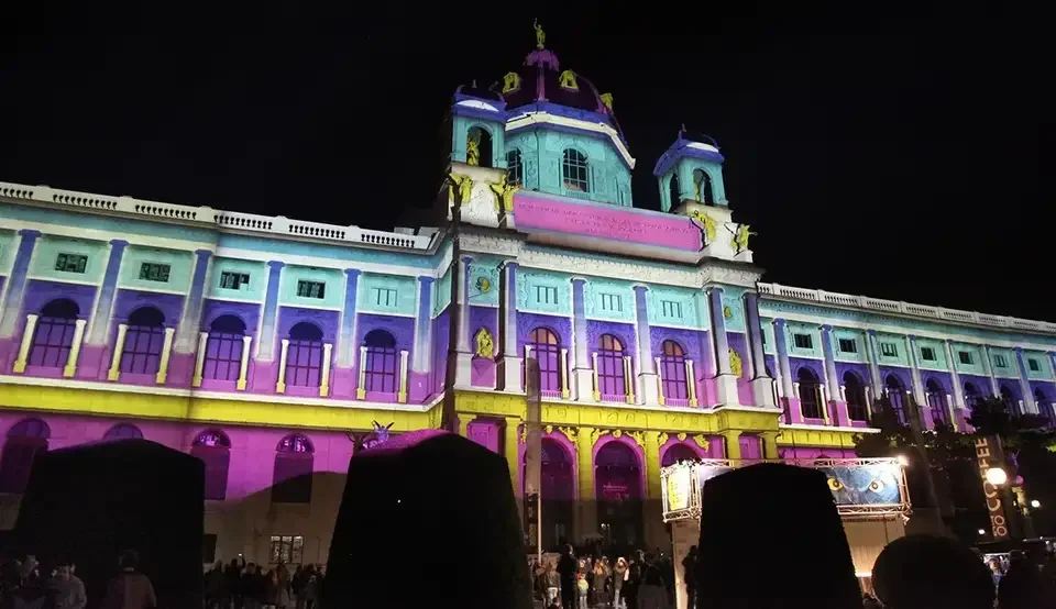 Nahansicht der Museumskuppel mit farbigen Mapping-Motiven – WIEN LEUCHTET, Kunsthistorisches und Naturhistorisches Museum, Wien, Österreich