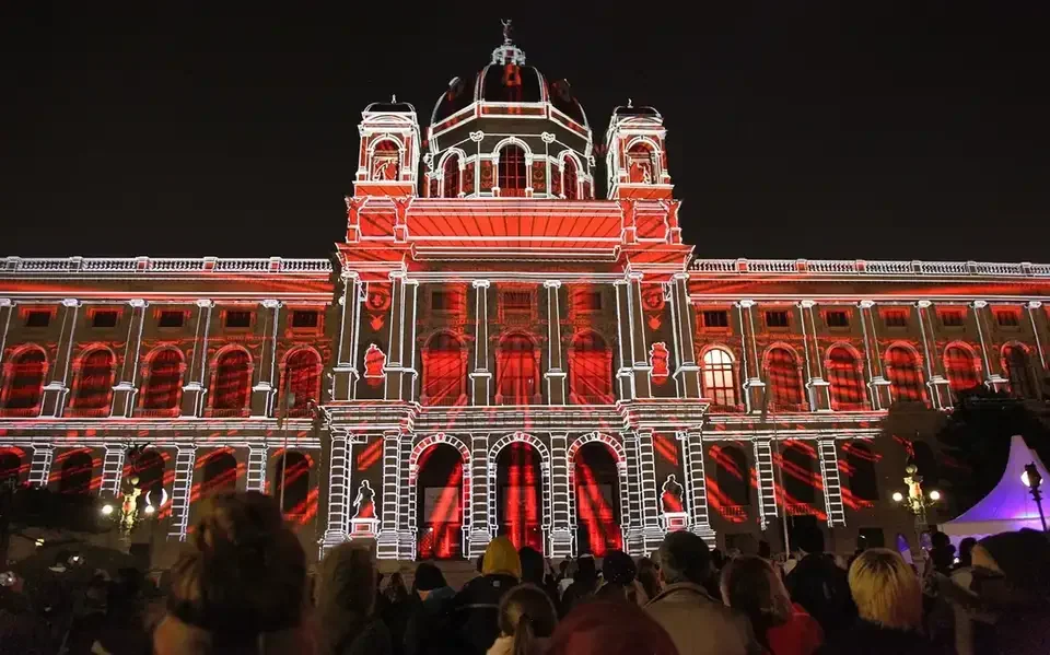Rote und weiße Konturprojektion auf eine Museumsfassade – WIEN LEUCHTET, Kunsthistorisches und Naturhistorisches Museum, Wien, Österreich