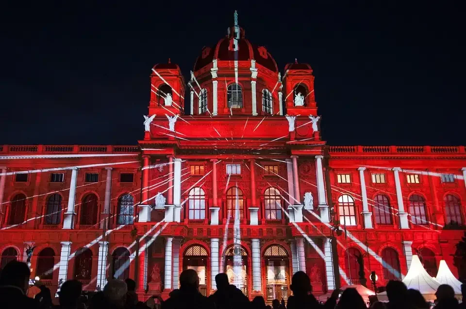 Rote und weiße Konturprojektion auf eine Museumsfassade – WIEN LEUCHTET, Kunsthistorisches und Naturhistorisches Museum, Wien, Österreich