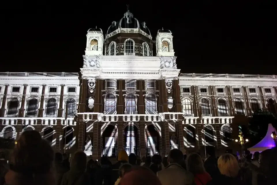 Weiße Architekturkonturen als Projektion auf eine Museumsfassade – WIEN LEUCHTET, Kunsthistorisches und Naturhistorisches Museum, Wien, Österreich