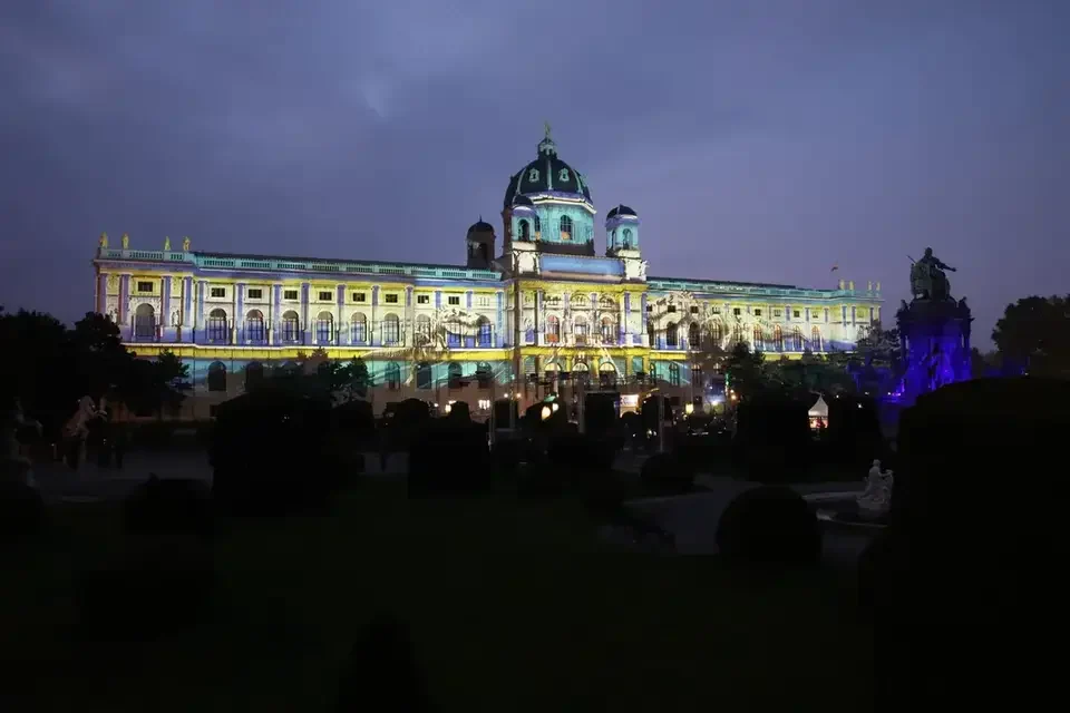 Weite Ansicht der projizierten Museumsfassade in der Dämmerung – WIEN LEUCHTET, Kunsthistorisches und Naturhistorisches Museum, Wien, Österreich