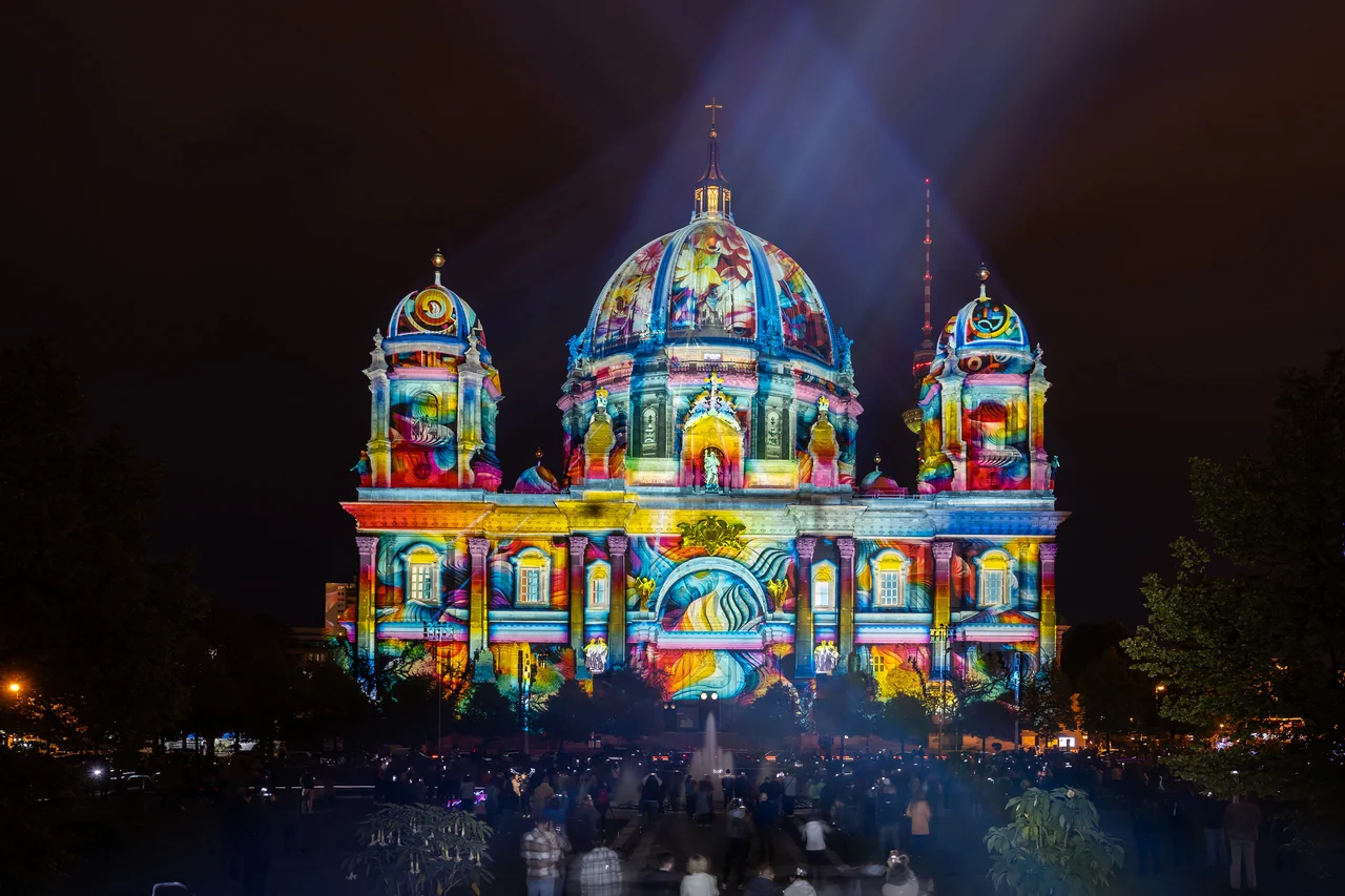 Bunte Großbildprojektion auf Domfassade und Kuppel – FESTIVAL OF LIGHTS, Berliner Dom, Berlin, Deutschland