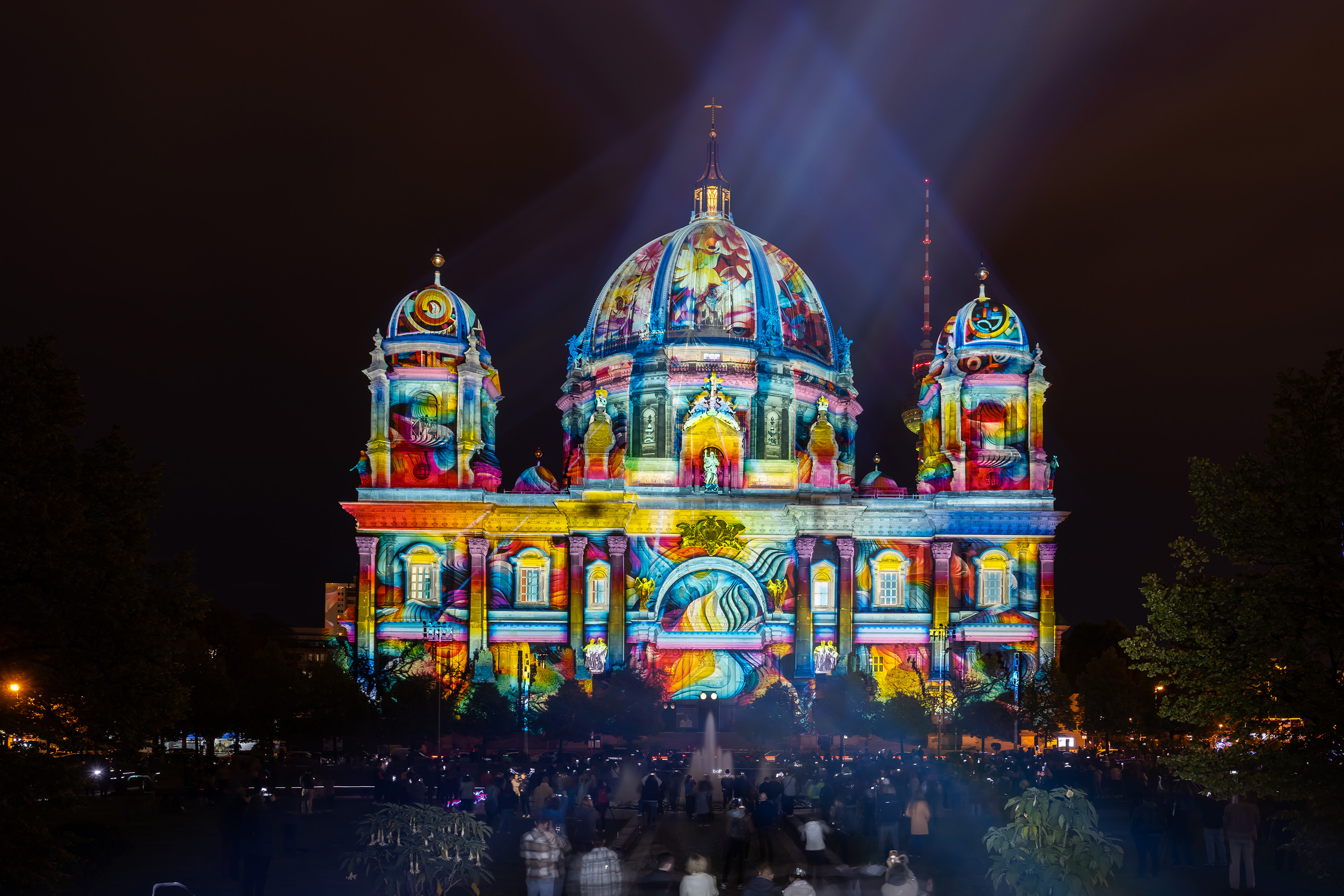 Bunte Großbildprojektion auf Domfassade und Kuppel – FESTIVAL OF LIGHTS, Berliner Dom, Berlin, Deutschland