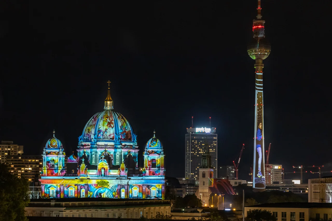 Projizierte Domfassade neben dem Fernsehturm – FESTIVAL OF LIGHTS, Berliner Dom, Berlin, Deutschland
