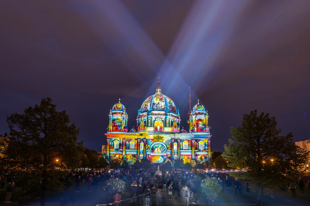 Weite Nachtansicht der projizierten Domfassade – FESTIVAL OF LIGHTS, Berliner Dom, Berlin, Deutschland