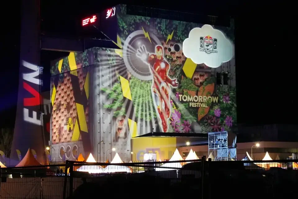 Bunte Bildcollage als Großbildprojektion auf ein Kraftwerksgebäude – TOMORROW FESTIVAL, Kernkraftwerk, Zwentendorf, Österreich