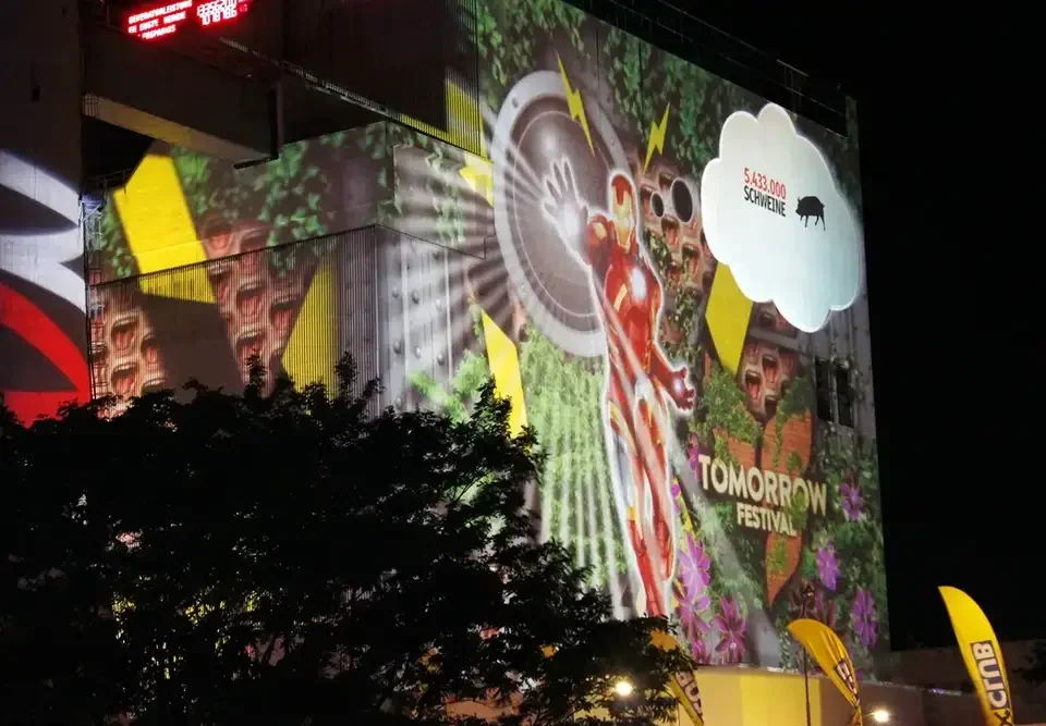 Bunte Bildcollage als Großbildprojektion auf ein Kraftwerksgebäude – TOMORROW FESTIVAL, Kernkraftwerk, Zwentendorf, Österreich