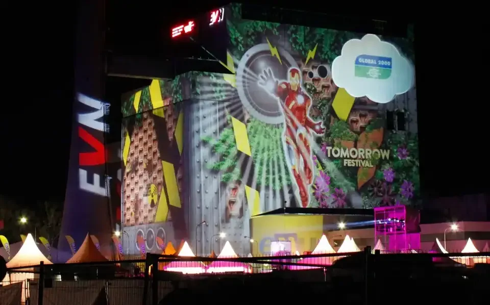 Bunte Bildcollage als Großbildprojektion auf ein Kraftwerksgebäude – TOMORROW FESTIVAL, Kernkraftwerk, Zwentendorf, Österreich