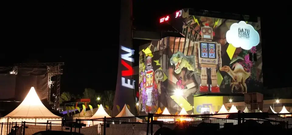 Bunte Bildcollage als Großbildprojektion auf ein Kraftwerksgebäude – TOMORROW FESTIVAL, Kernkraftwerk, Zwentendorf, Österreich