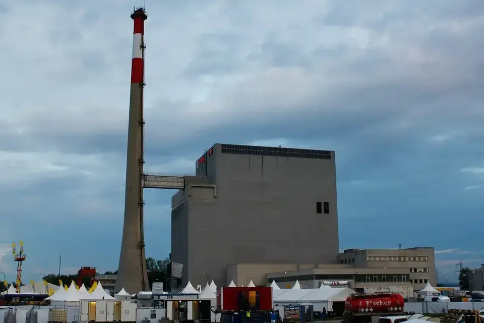 Kraftwerksgebäude und Festivalaufbau bei Tageslicht – TOMORROW FESTIVAL, Kernkraftwerk, Zwentendorf, Österreich