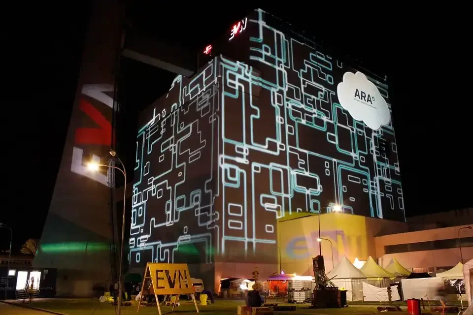 Weiße geometrische Linien als Fassadenprojektion auf ein Kraftwerk – TOMORROW FESTIVAL, Kernkraftwerk, Zwentendorf, Österreich
