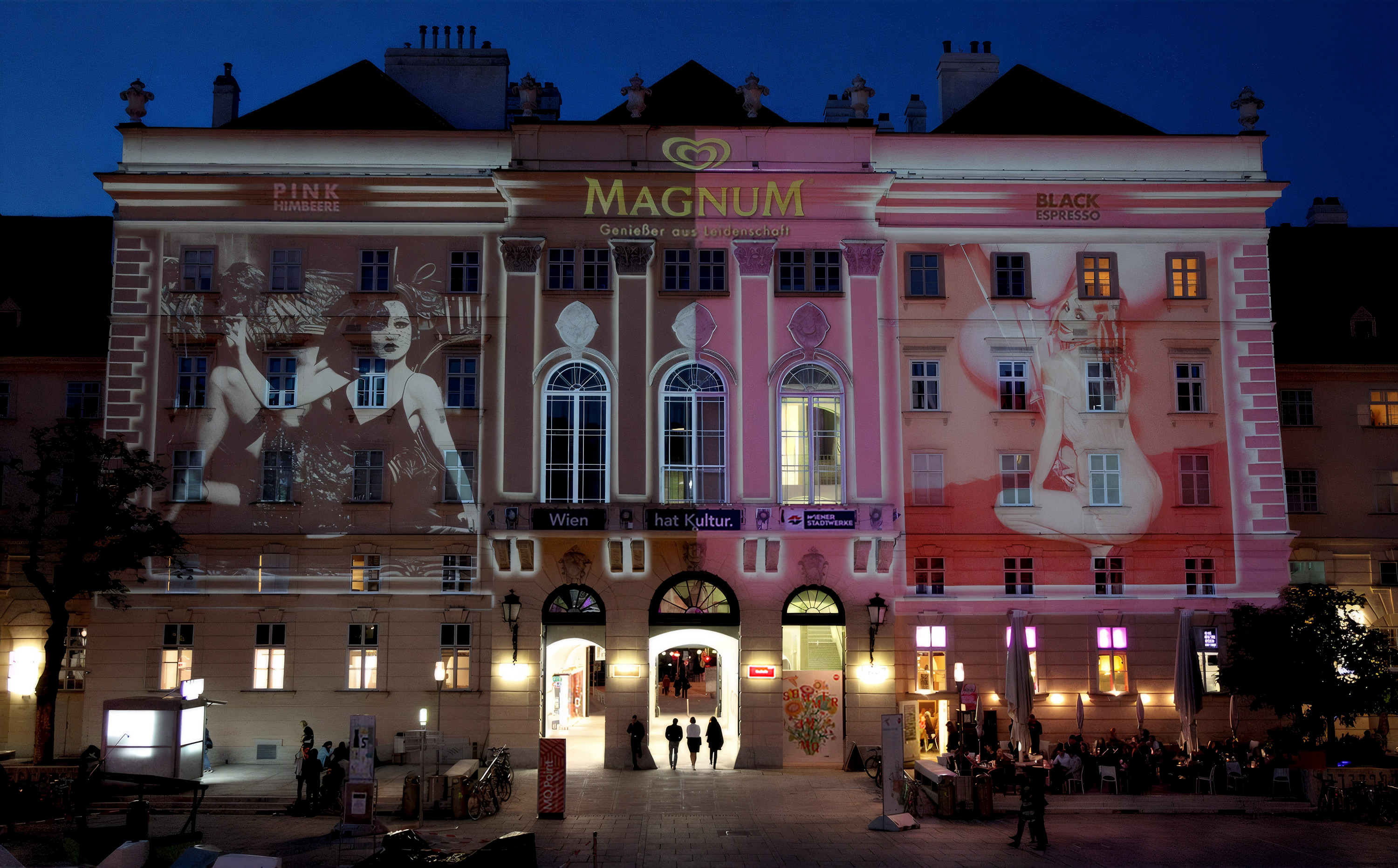 Porträt- und Markenmotive in Pink und Schwarz als Fassadenprojektion – MAGNUM PINK BLACK, MuseumsQuartier, Wien, Österreich