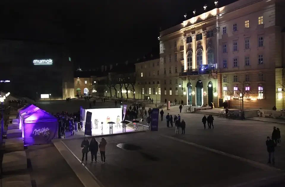 Fotostation im Hof mit Publikum bei Tageslicht – MILKA, Leopold Museum, Wien, Österreich