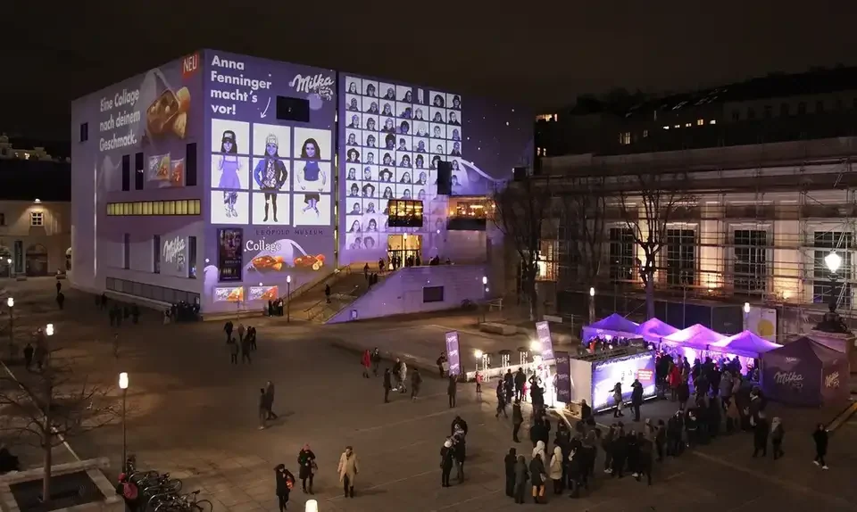 Milka-Schriftzüge und Einladung zum Mitmachen als Museumsprojektion – MILKA, Leopold Museum, Wien, Österreich