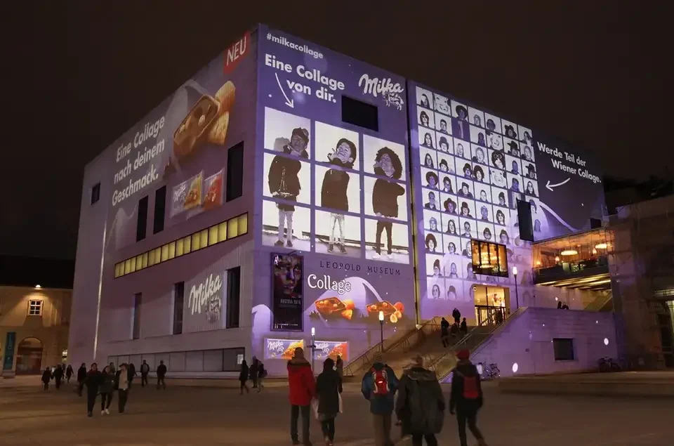 Nahansicht der projizierten Fotocollage auf einer Museumsecke – MILKA, Leopold Museum, Wien, Österreich