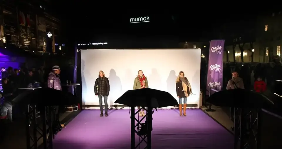 Teilnehmende posieren vor der weißen Fotowand – MILKA, Leopold Museum, Wien, Österreich