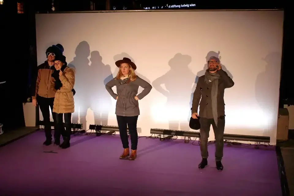 Teilnehmende posieren vor der weißen Fotowand – MILKA, Leopold Museum, Wien, Österreich