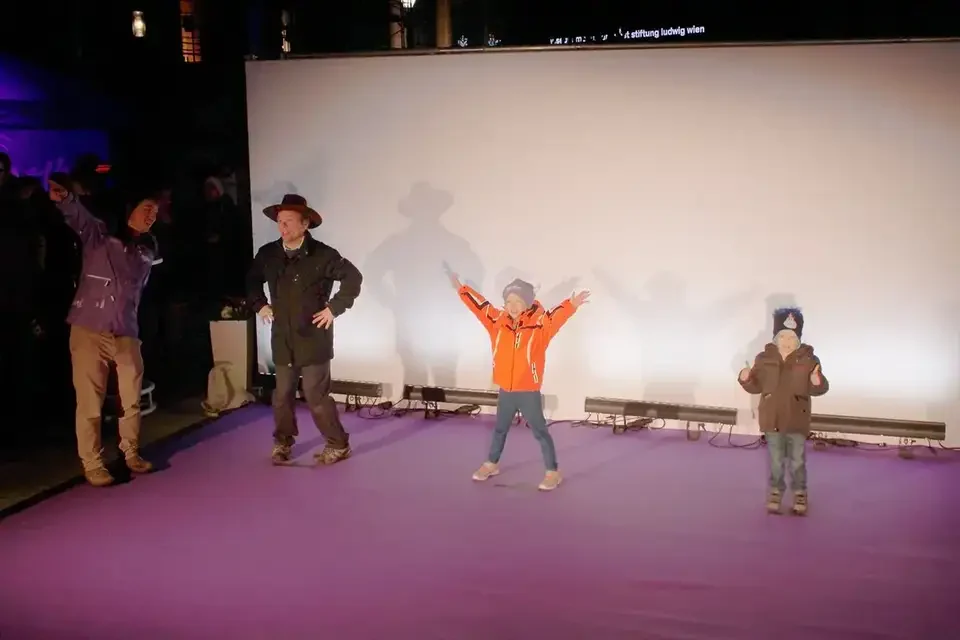 Teilnehmende posieren vor der weißen Fotowand – MILKA, Leopold Museum, Wien, Österreich