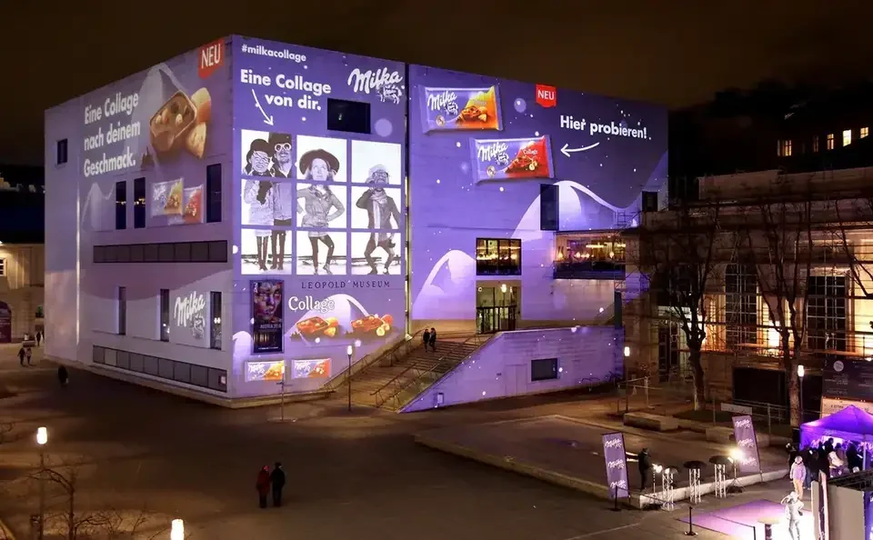 Weite Hofansicht mit projizierter Fotocollage auf dem Museum – MILKA, Leopold Museum, Wien, Österreich