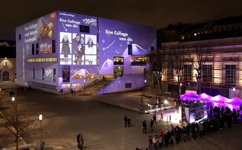 Weite Hofansicht mit projizierter Fotocollage auf dem Museum – MILKA, Leopold Museum, Wien, Österreich