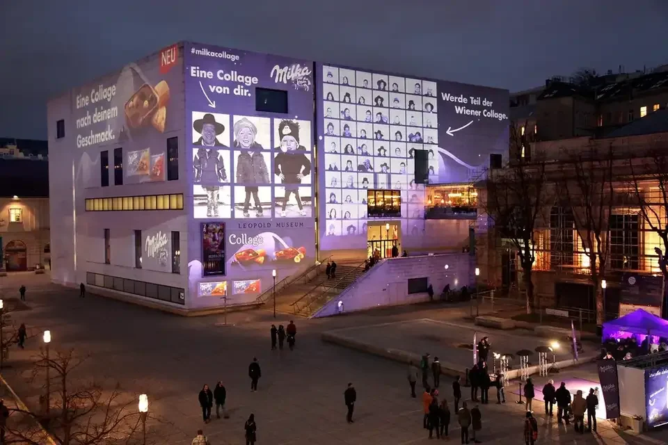 Weite Hofansicht mit projizierter Fotocollage auf dem Museum – MILKA, Leopold Museum, Wien, Österreich