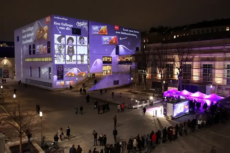 Weite Hofansicht mit projizierter Fotocollage auf dem Museum – MILKA, Leopold Museum, Wien, Österreich