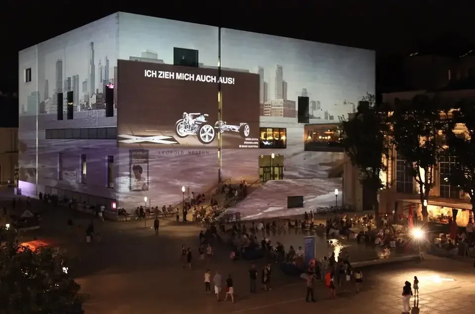 Automotiv als Großbildprojektion auf die Museumsfassade – BMW, Leopold Museum, Wien, Österreich