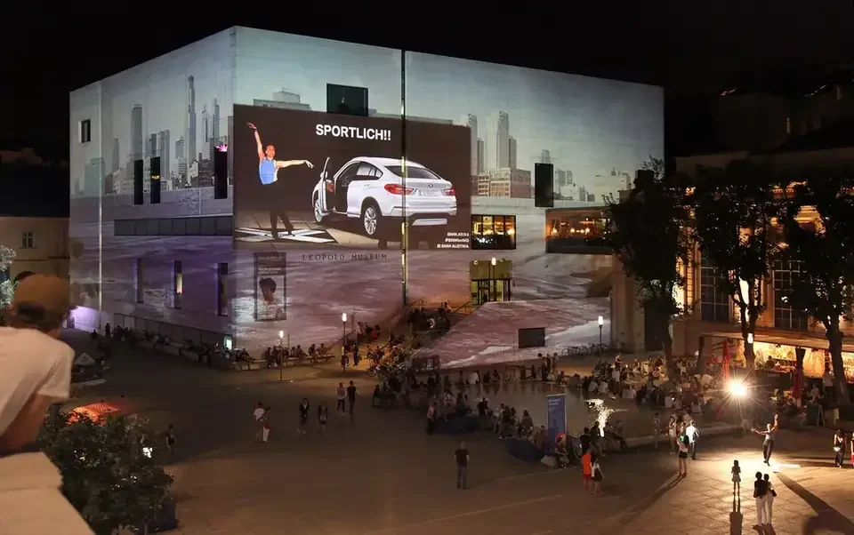 Automotiv als Großbildprojektion auf die Museumsfassade – BMW, Leopold Museum, Wien, Österreich