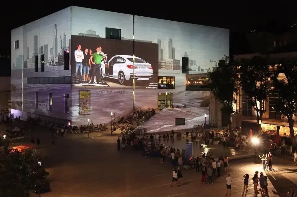 Automotiv und Teilnehmerfotos als Fassadenprojektion auf ein Museum – BMW, Leopold Museum, Wien, Österreich