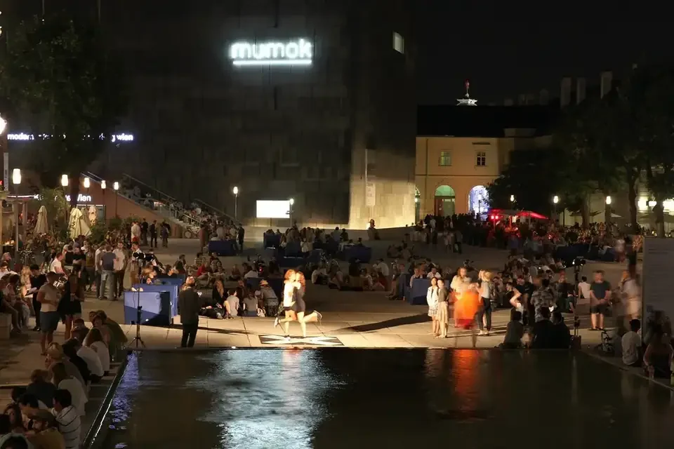 Publikum im Museumshof vor der Markenprojektion – BMW, Leopold Museum, Wien, Österreich