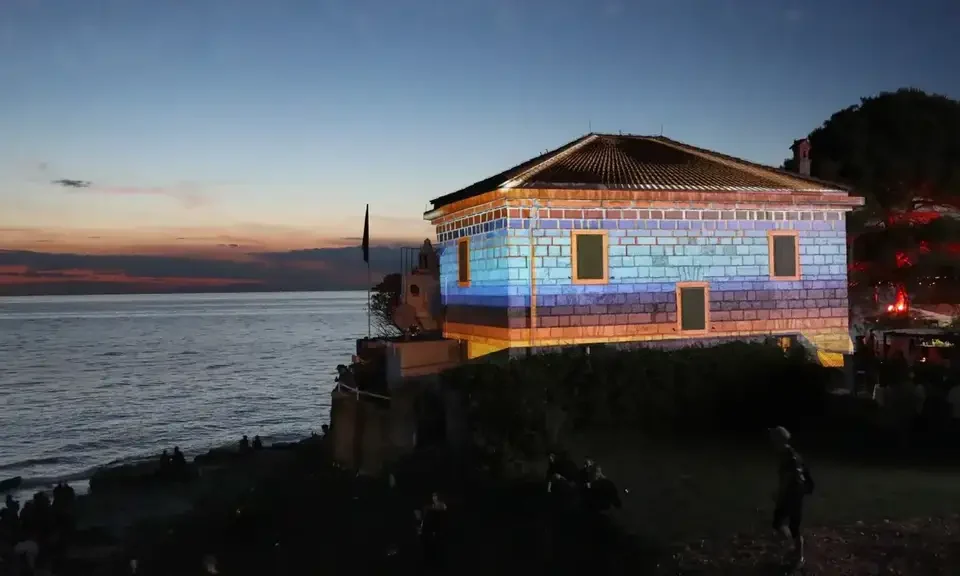 Blaue Rasterprojektion auf eine Fassade in der Dämmerung – LIGHTHOUSE FESTIVAL 2017, Poreč, Kroatien