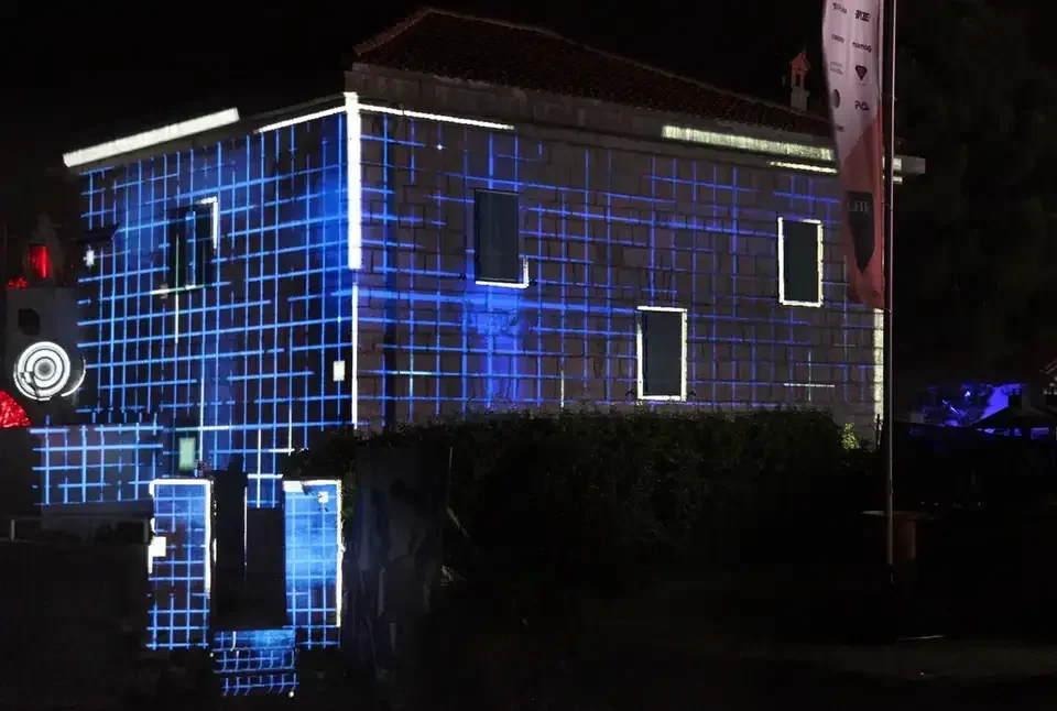 Blaue Rasterprojektion auf eine Fassade in der Dämmerung – LIGHTHOUSE FESTIVAL 2017, Poreč, Kroatien