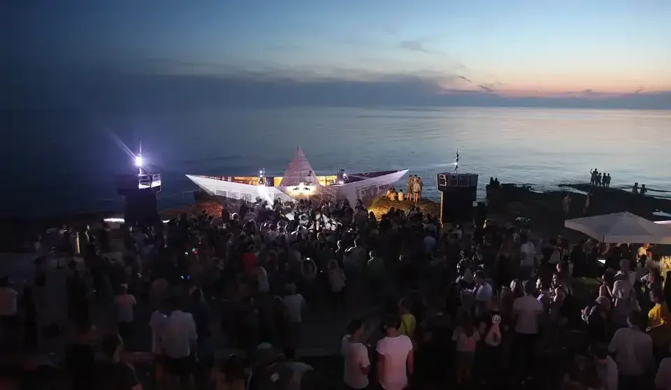 Blick auf das Festivalpublikum am Meer bei Sonnenuntergang – LIGHTHOUSE FESTIVAL 2017, Poreč, Kroatien