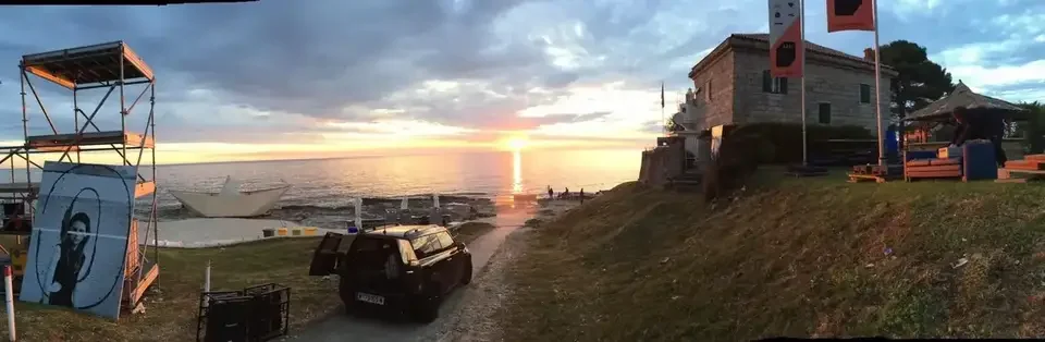 Bühnen- und Technikaufbau am Meer bei Tageslicht – LIGHTHOUSE FESTIVAL 2017, Poreč, Kroatien