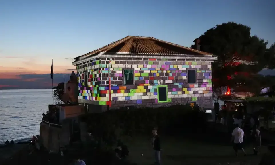 Farbige Rasterprojektion auf eine Fassade am Meer – LIGHTHOUSE FESTIVAL 2017, Poreč, Kroatien