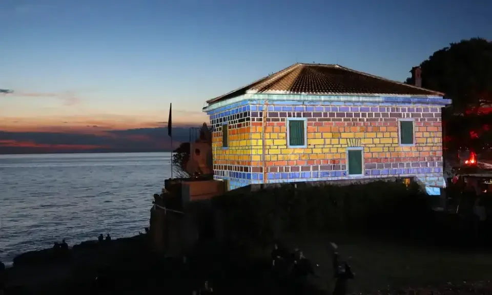 Farbige Streifenprojektion über die gesamte Gebäudefassade – LIGHTHOUSE FESTIVAL 2017, Poreč, Kroatien