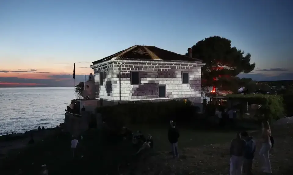 Schwarz-weißes Pixelraster als Fassadenprojektion bei Nacht – LIGHTHOUSE FESTIVAL 2017, Poreč, Kroatien