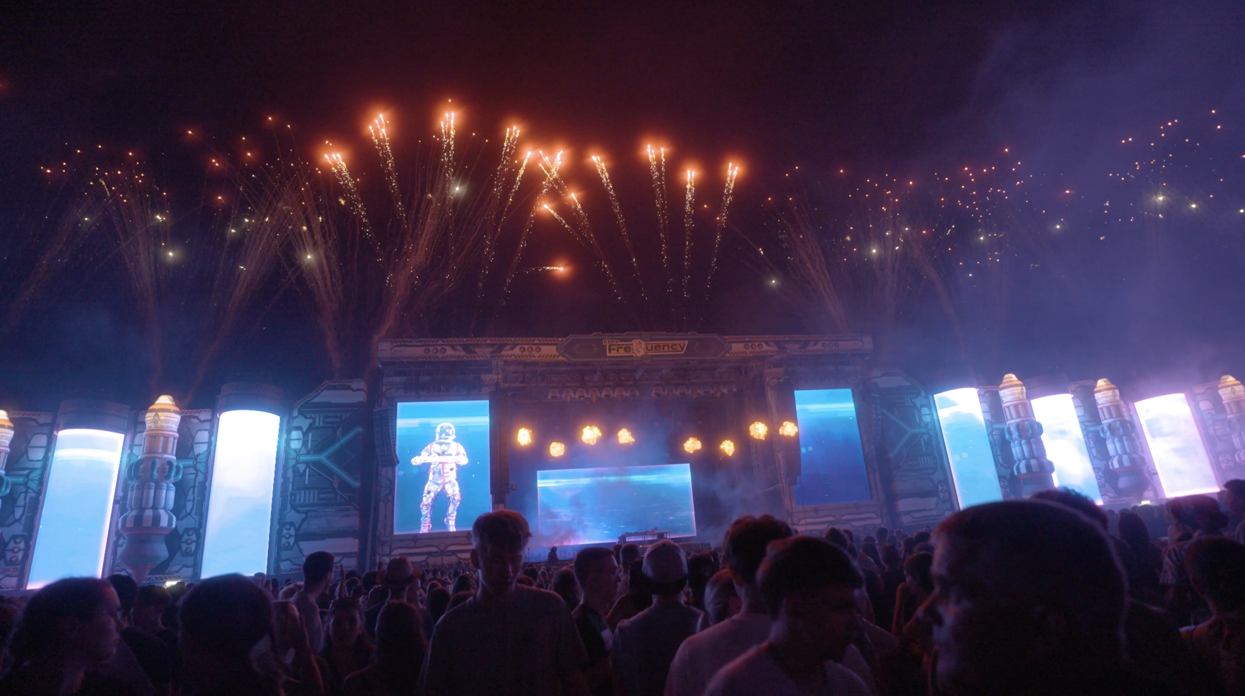 Blaue Bühnenvisuals unter dem Feuerwerk – FREQUENCY FESTIVAL, Sankt Pölten, Österreich