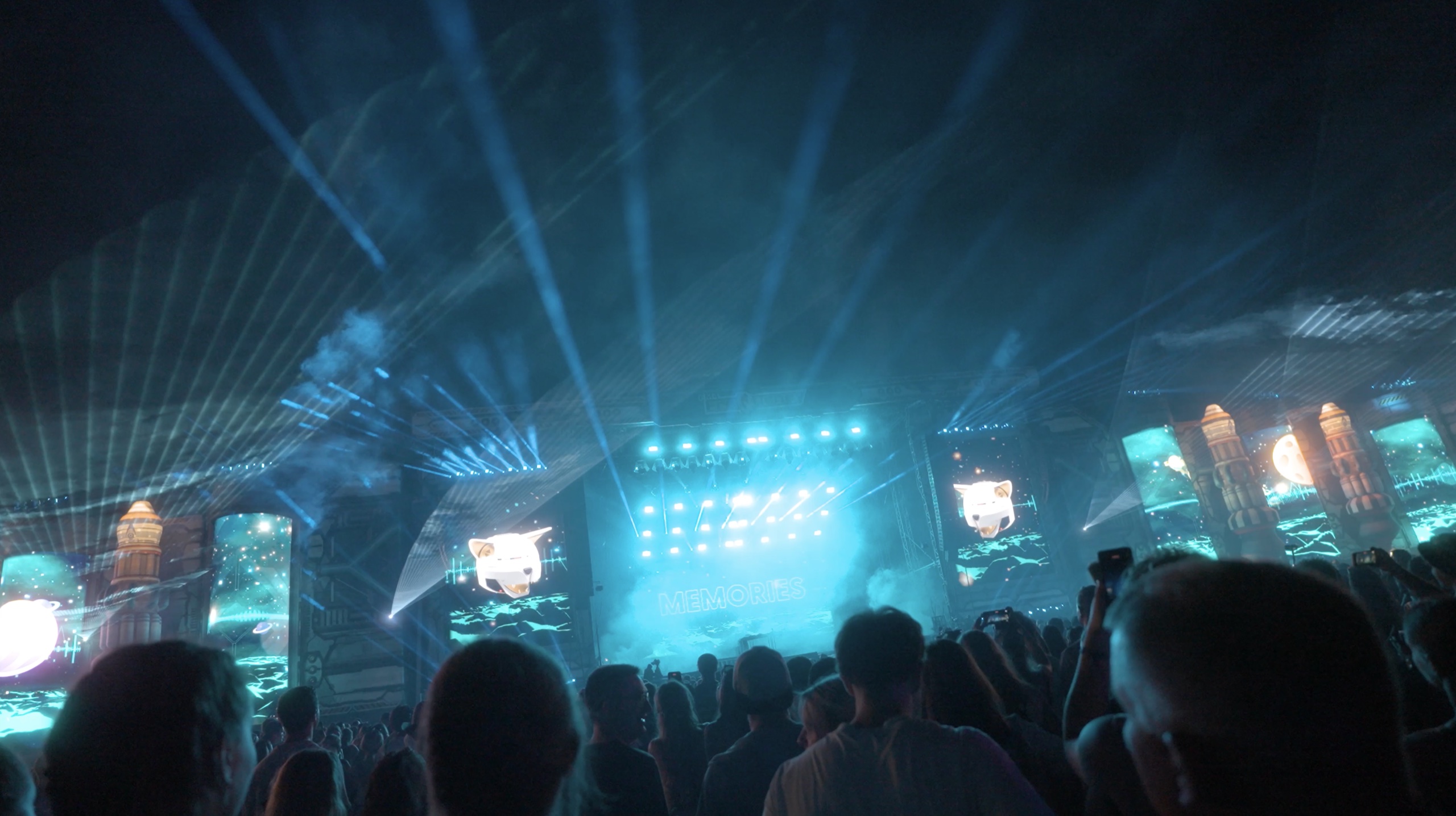 Blaue Live Visuals auf Bühnenflächen mit Lichtstrahlen – FREQUENCY FESTIVAL, Sankt Pölten, Österreich