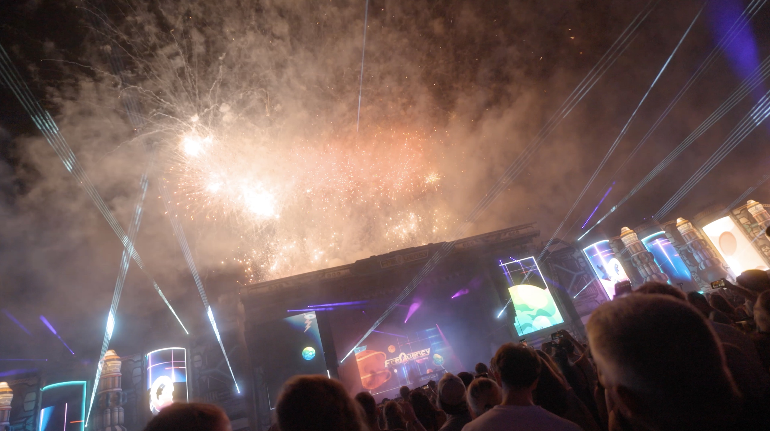 Feuerwerk über Videoflächen und Konzertpublikum – FREQUENCY FESTIVAL, Sankt Pölten, Österreich
