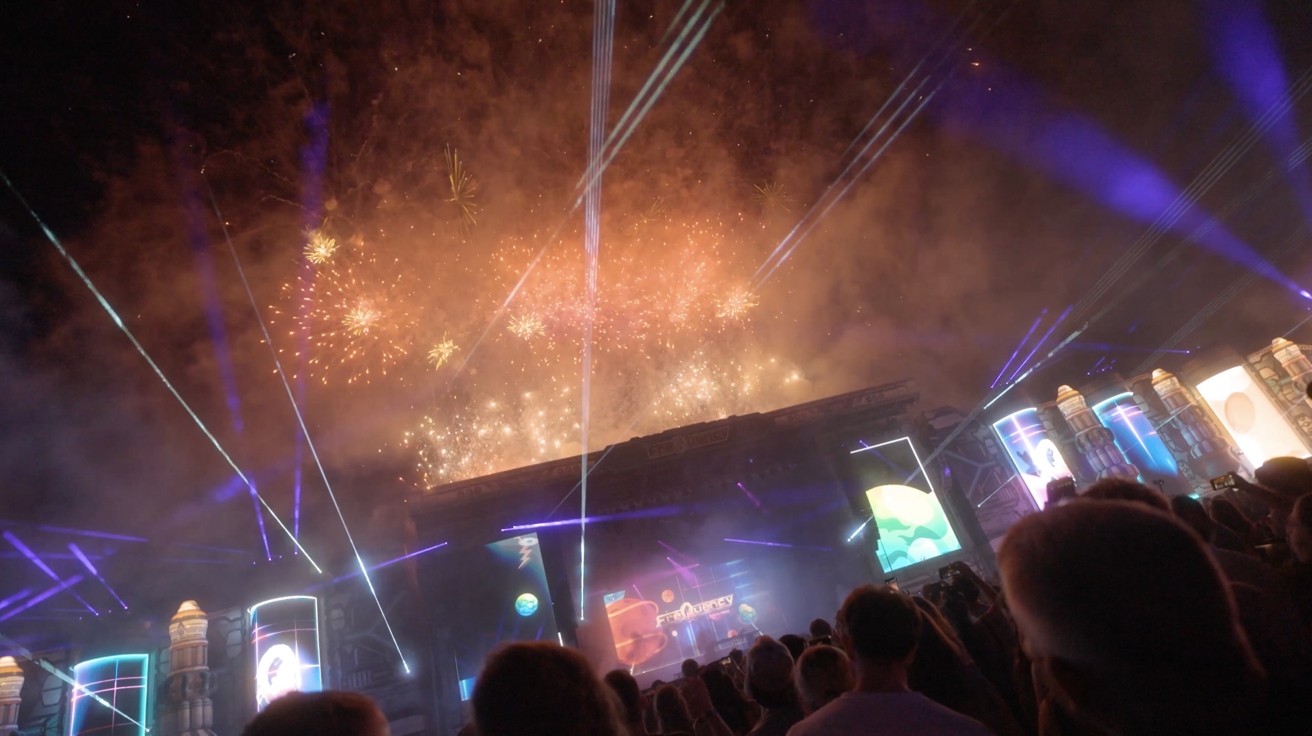 Feuerwerk über Videoflächen und Konzertpublikum – FREQUENCY FESTIVAL, Sankt Pölten, Österreich