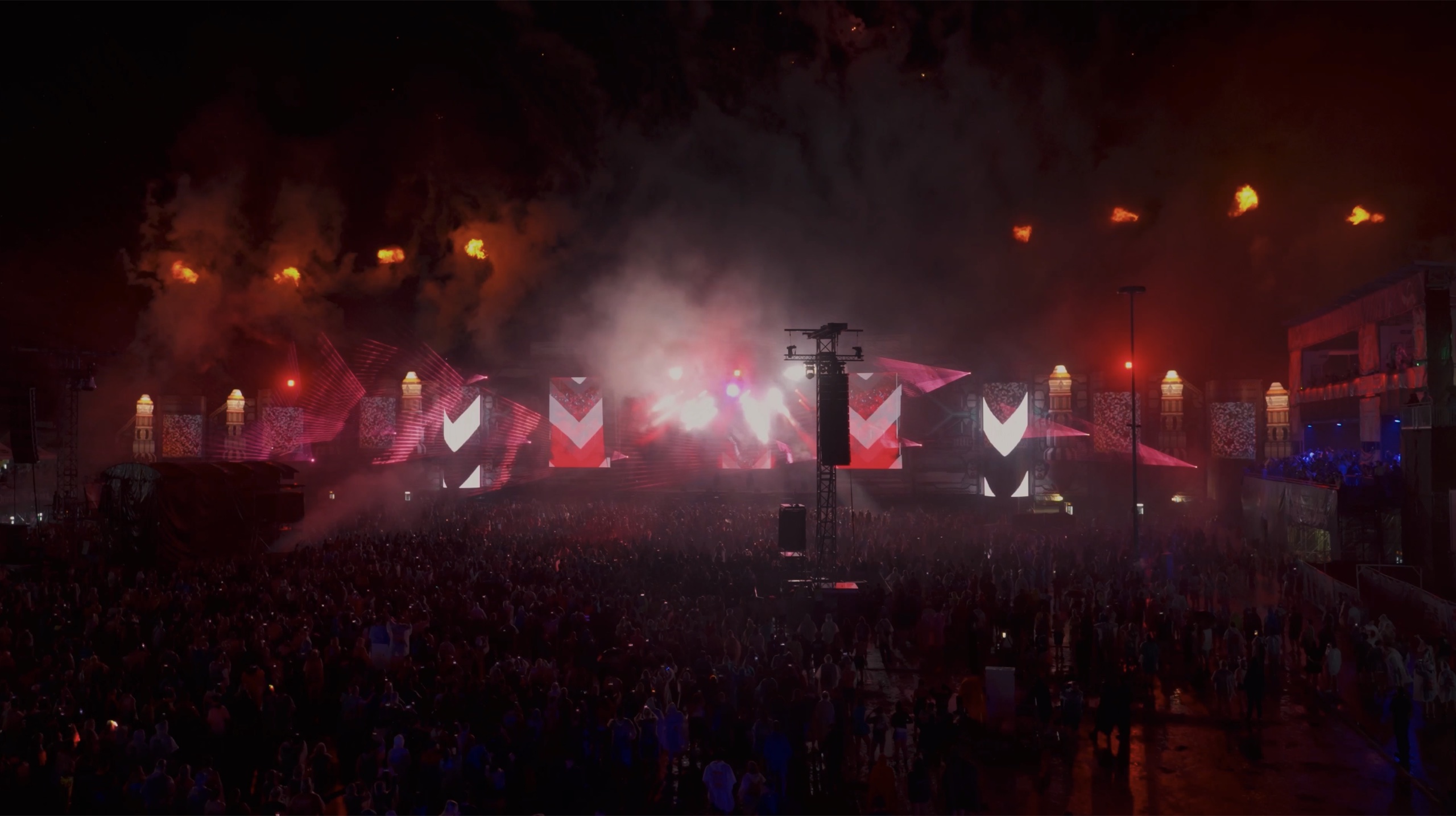 Rote und weiße geometrische Bühnenvisuals – FREQUENCY FESTIVAL, Sankt Pölten, Österreich
