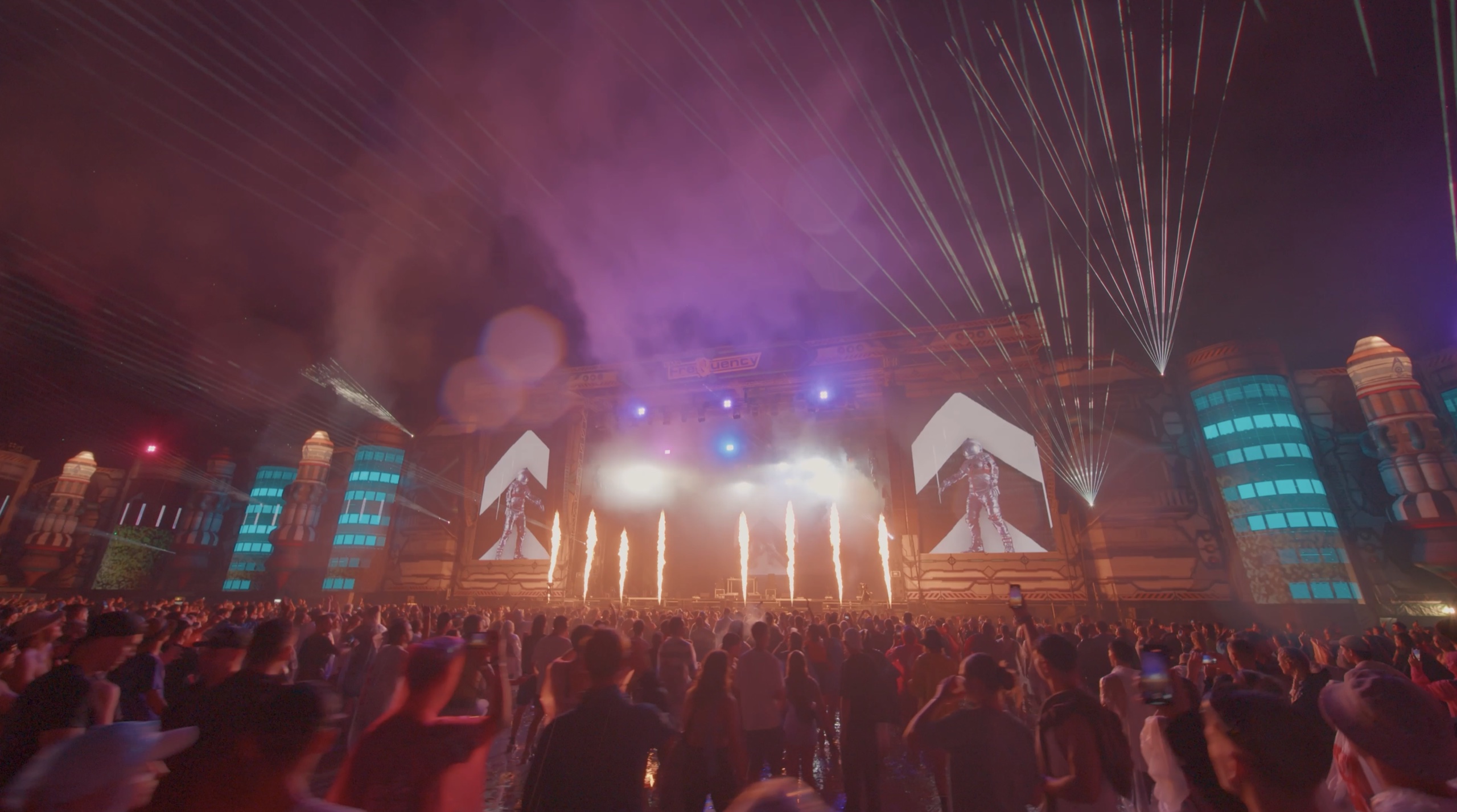 Rote und weiße geometrische Bühnenvisuals – FREQUENCY FESTIVAL, Sankt Pölten, Österreich