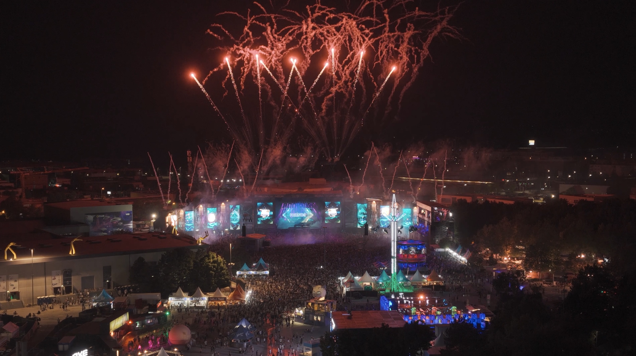 Weite Ansicht der Festivalbühne mit Feuerwerk – FREQUENCY FESTIVAL, Sankt Pölten, Österreich