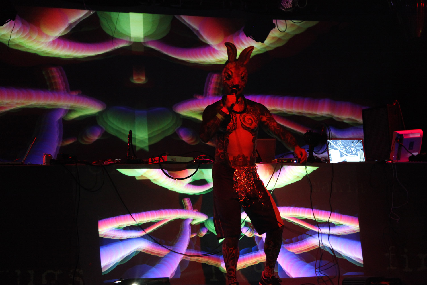 Auftretende Person vor farbigen abstrakten Bühnenvisuals – PLAYGROUND AV FESTIVAL, Sakog, Österreich