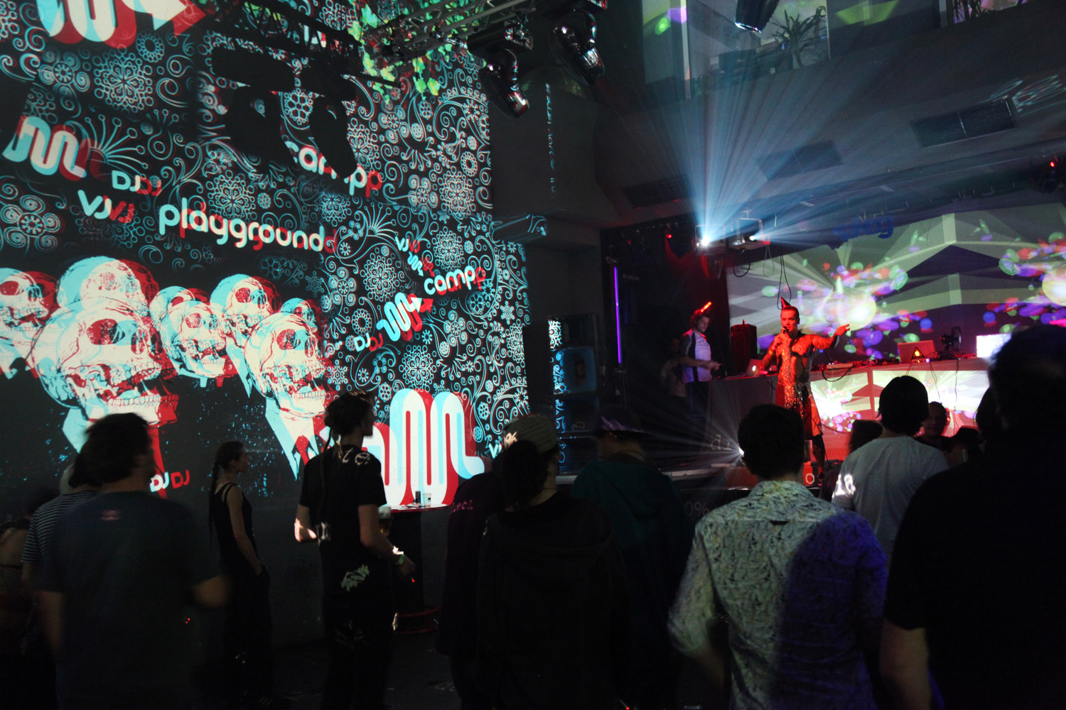 Porträts, Schrift und grafische Formen als Live Visuals im Club – PLAYGROUND AV FESTIVAL, Sakog, Österreich