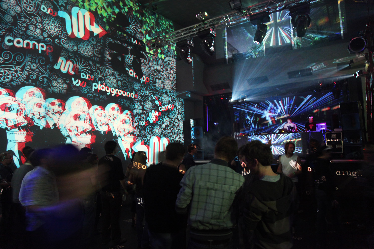 Porträts, Schrift und grafische Formen als Live Visuals im Club – PLAYGROUND AV FESTIVAL, Sakog, Österreich
