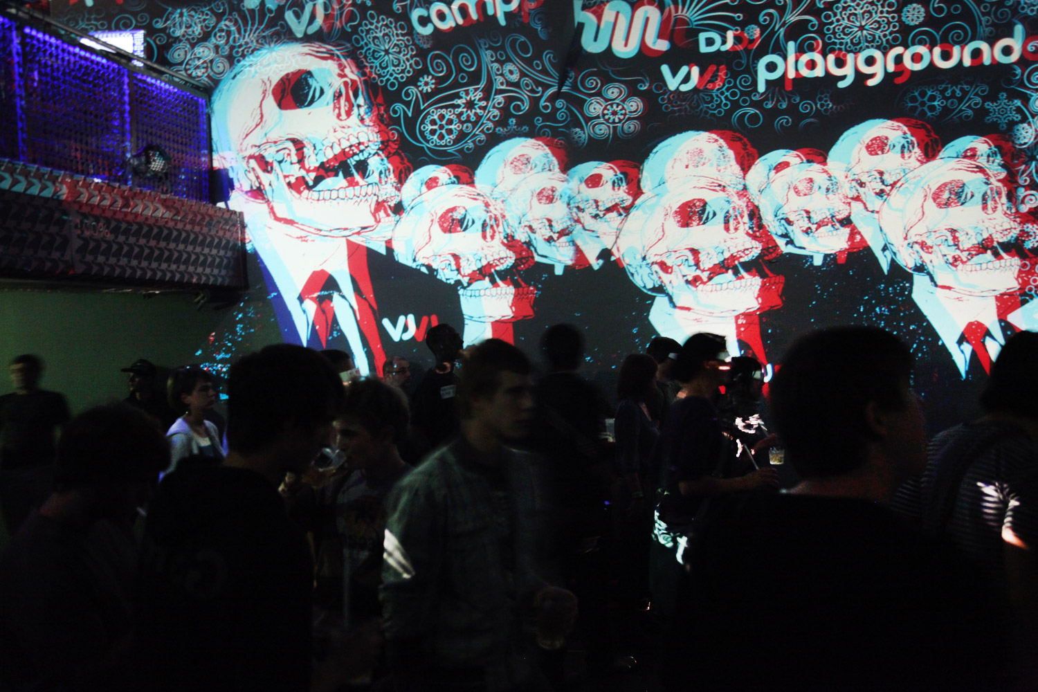 Porträts, Schrift und grafische Formen als Live Visuals im Club – PLAYGROUND AV FESTIVAL, Sakog, Österreich