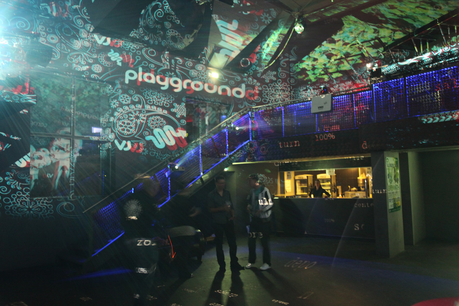 Porträts, Schrift und grafische Formen als Live Visuals im Club – PLAYGROUND AV FESTIVAL, Sakog, Österreich