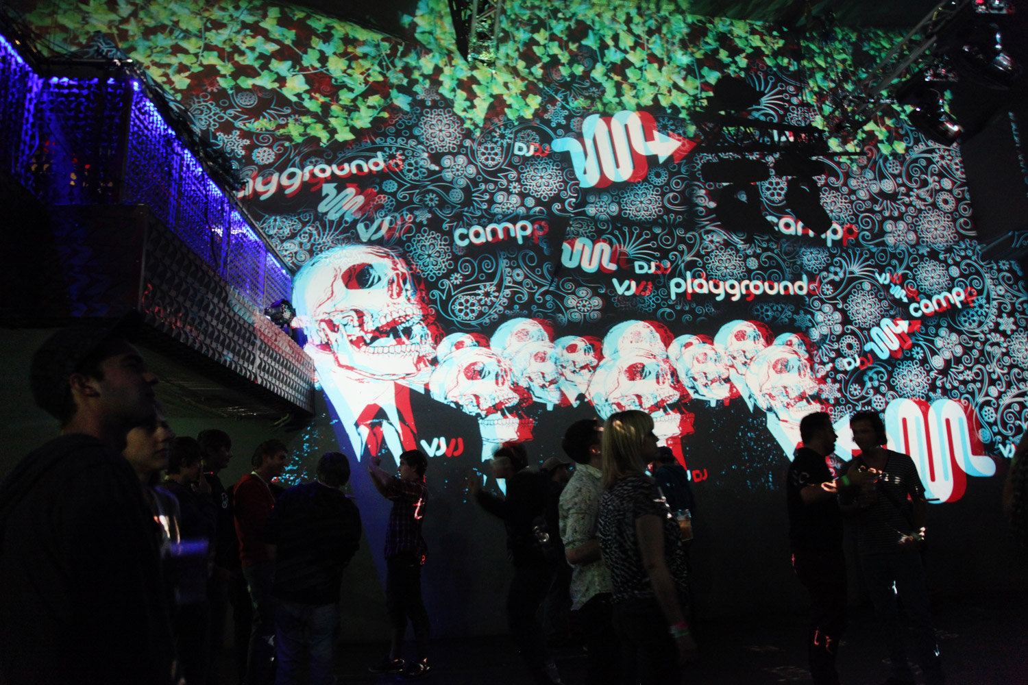 Porträts, Schrift und grafische Formen als Live Visuals im Club – PLAYGROUND AV FESTIVAL, Sakog, Österreich